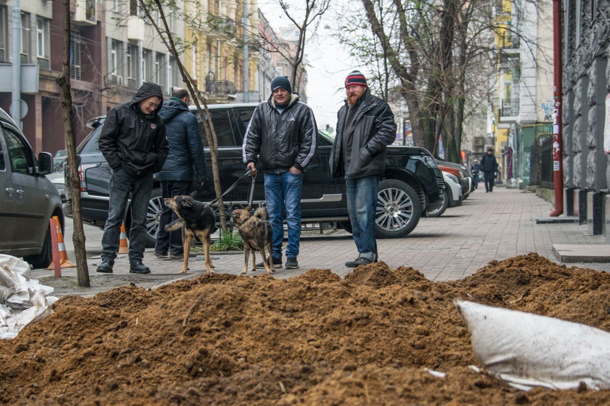 Прохожие с удивлением смотрят на необычную картину 