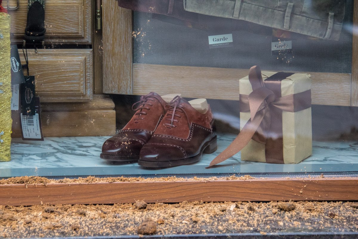 Вид витрины элитного магазина испорчен удобрениями 