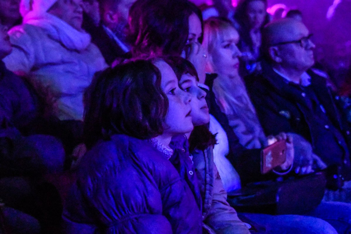 Взрослые и дети с замиранием смотрели на арену цирка