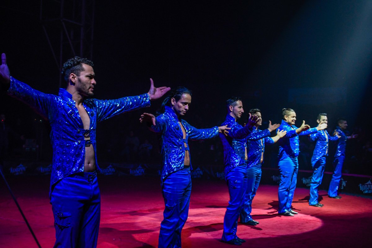 Зажигательные и симпатичные парни своими взглядами разбивают сердца девушек