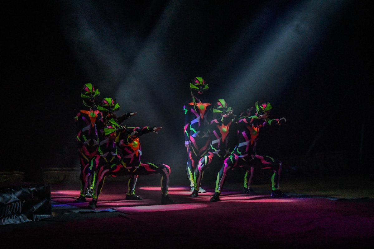 В промежутках между номерами публику развлекали танцоры в "космических" костюмах