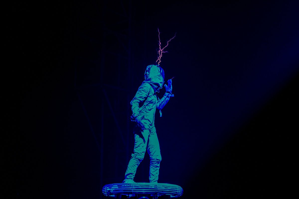 Хрупкая девушка покорила электричество