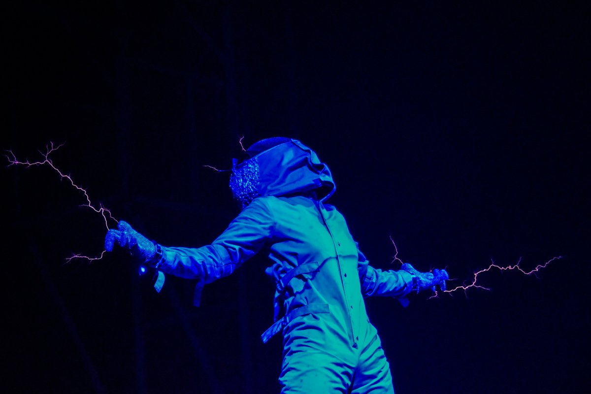 Девушка покорила разряды молний