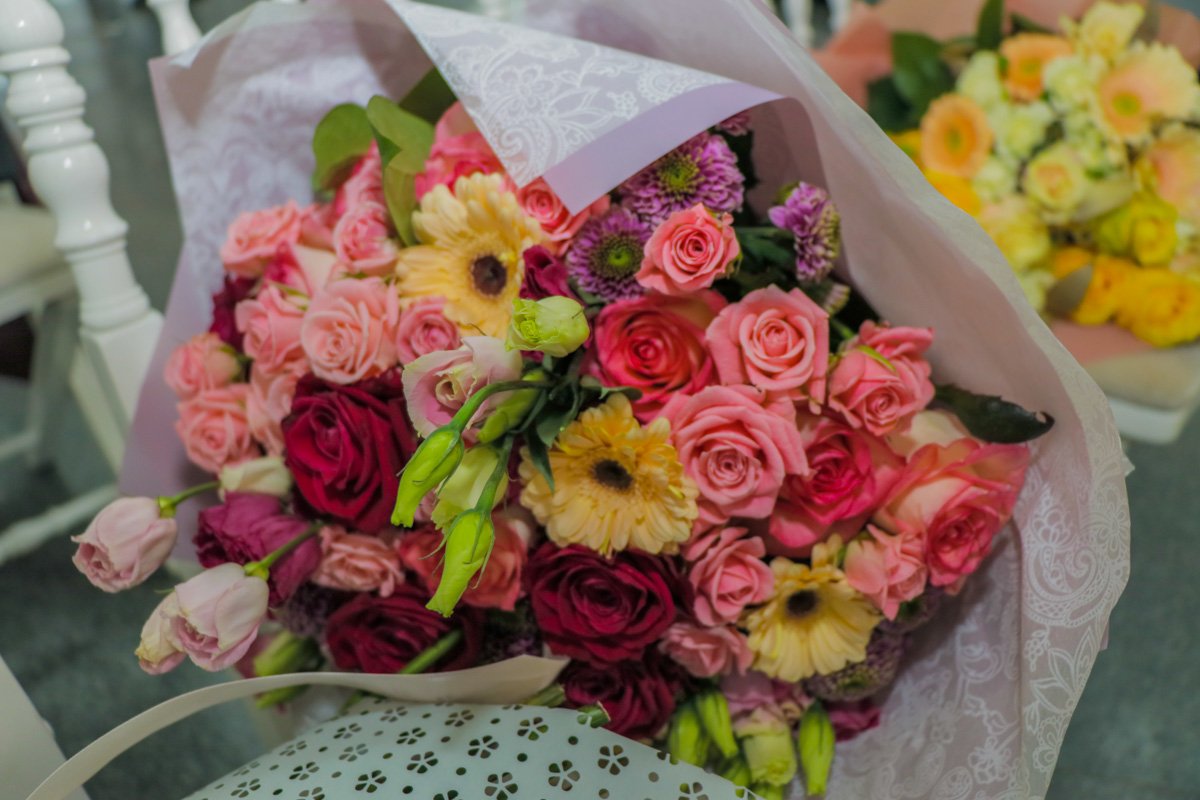 Молодоженам подарили много подарков и цветов Молодоженам подарили много подарков и цветов