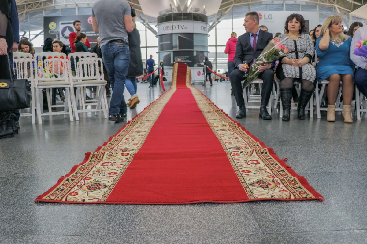Для пары в аэропорту постелили красную ковровую дорожку Для пары в аэропорту постелили красную ковровую дорожку