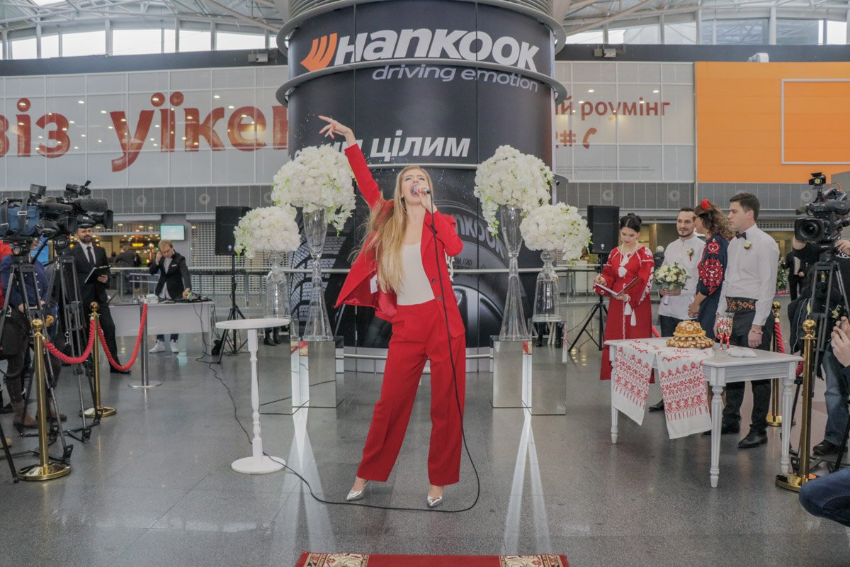 Молодоженов поздравили музыкальными композициями Молодоженов поздравили музыкальными композициями