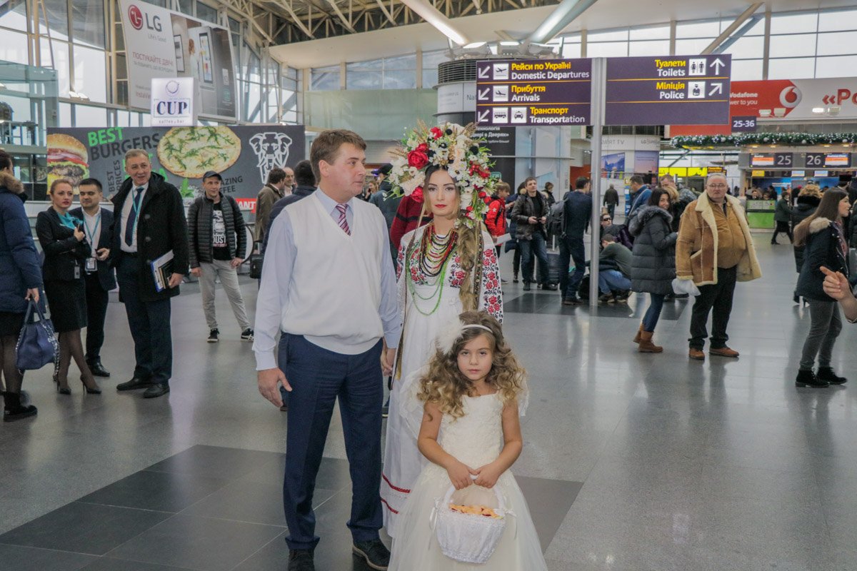 Невеста удивила ярким нарядом с национальными мотивами Невеста удивила ярким нарядом с национальными мотивами