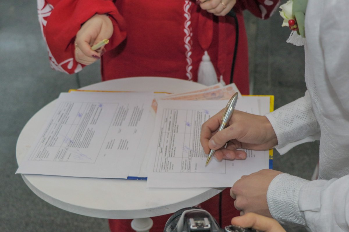 Новая семья под крылом самолета: в аэропорту "Борисполь" разрешат жениться 13