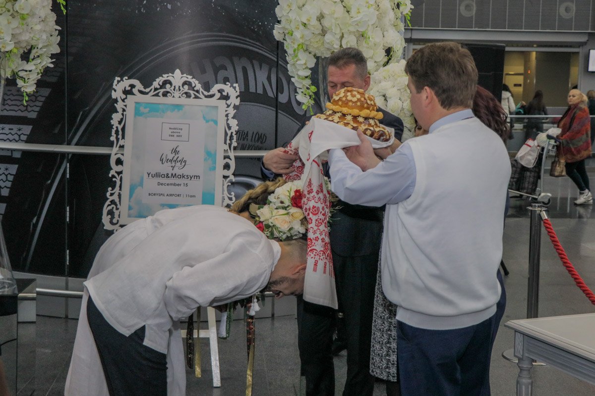 Влюбленным подарили каравай Влюбленным подарили каравай