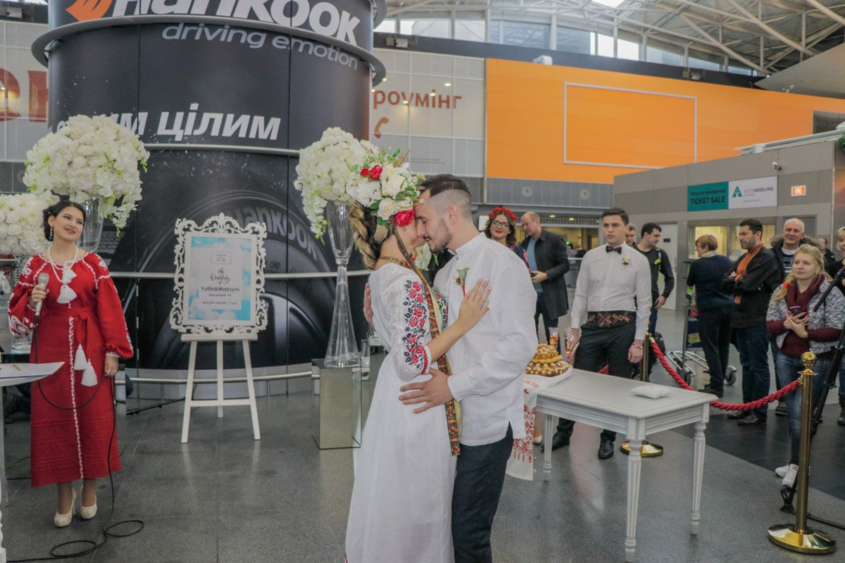 Киевляне Юлия и Максим стали первыми, кому разрешили заключить брак в аэропорту Киевляне Юлия и Максим стали первыми, кому разрешили заключить брак в аэропорту