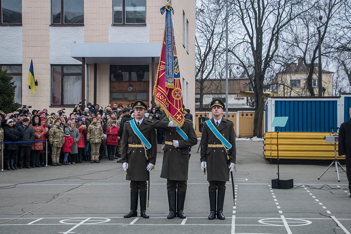 Традиционно воинской части Президент вручил боевое знамя Традиционно воинской части Президент вручил боевое знамя