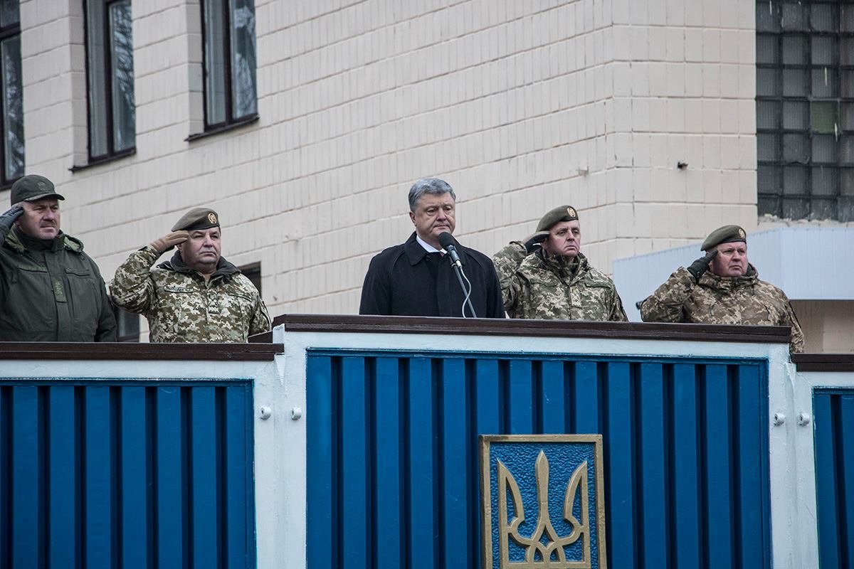 На торжестве Порошенко заявил, что с такими бойцами Украина точно освободит Донбасс На торжестве Порошенко заявил, что с такими бойцами Украина точно освободит Донбасс