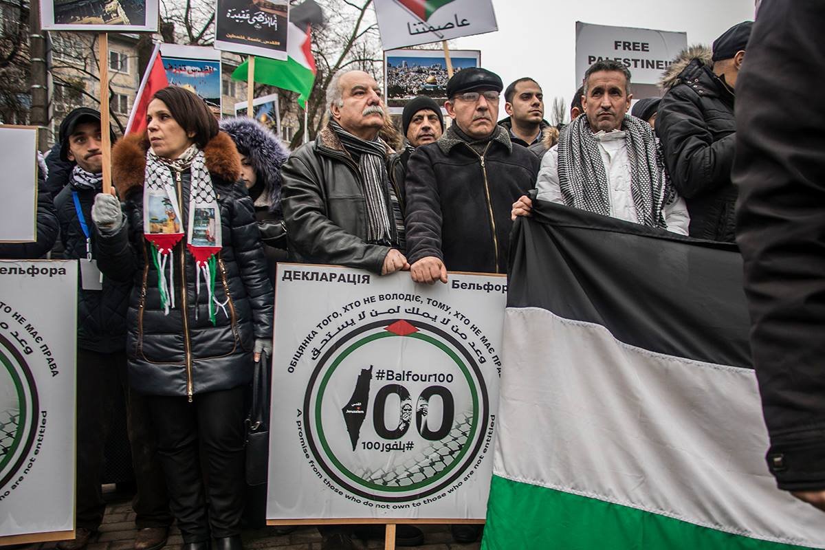 Под стенами посольства собралось около ста человек Под стенами посольства собралось около ста человек