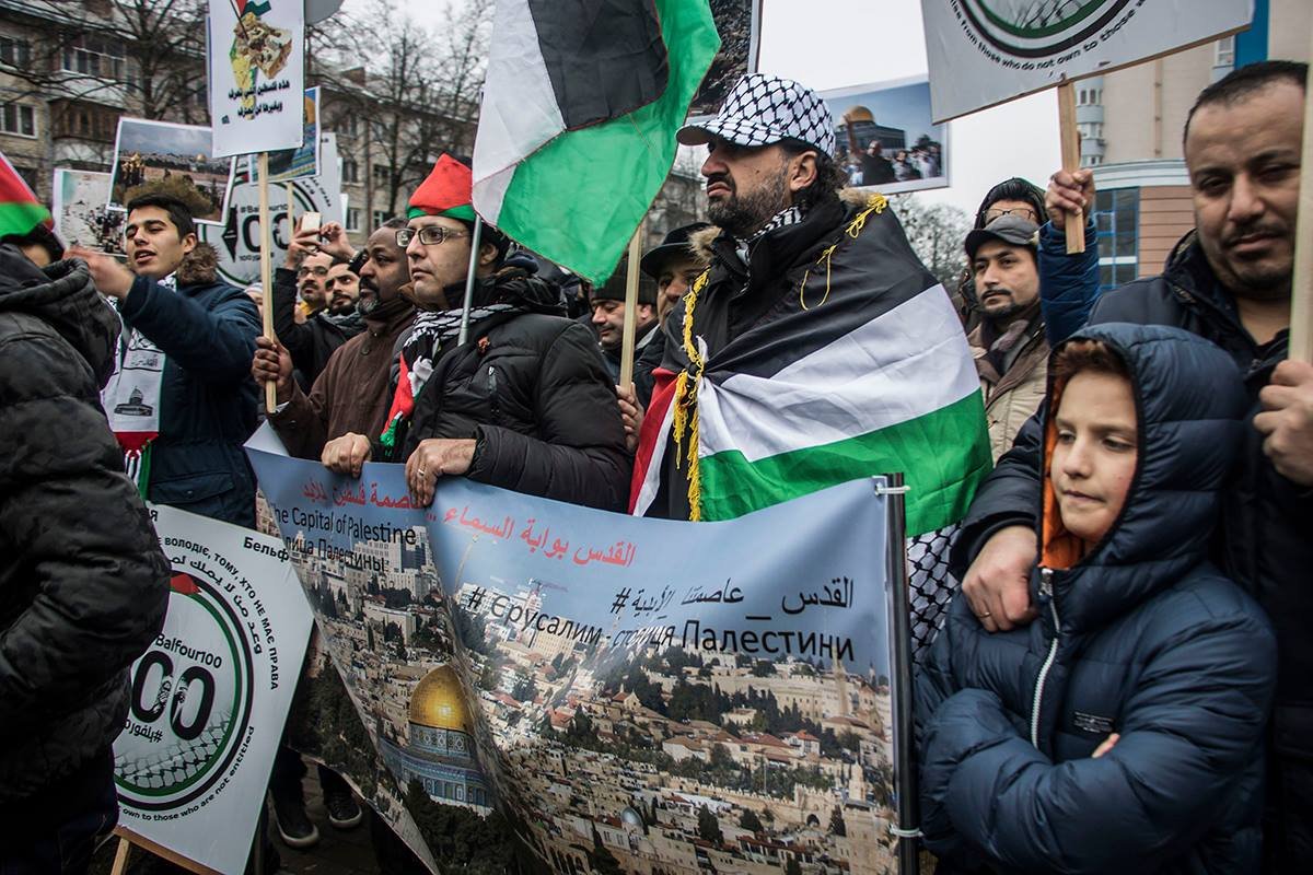 Собравшиеся требовали, чтобы Дональд Трамп отменил свое решение, в котором он заявил, что считает Иерусалим столицей Израиля Собравшиеся требовали, чтобы Дональд Трамп отменил свое решение, в котором он заявил, что считает Иерусалим столицей Израиля