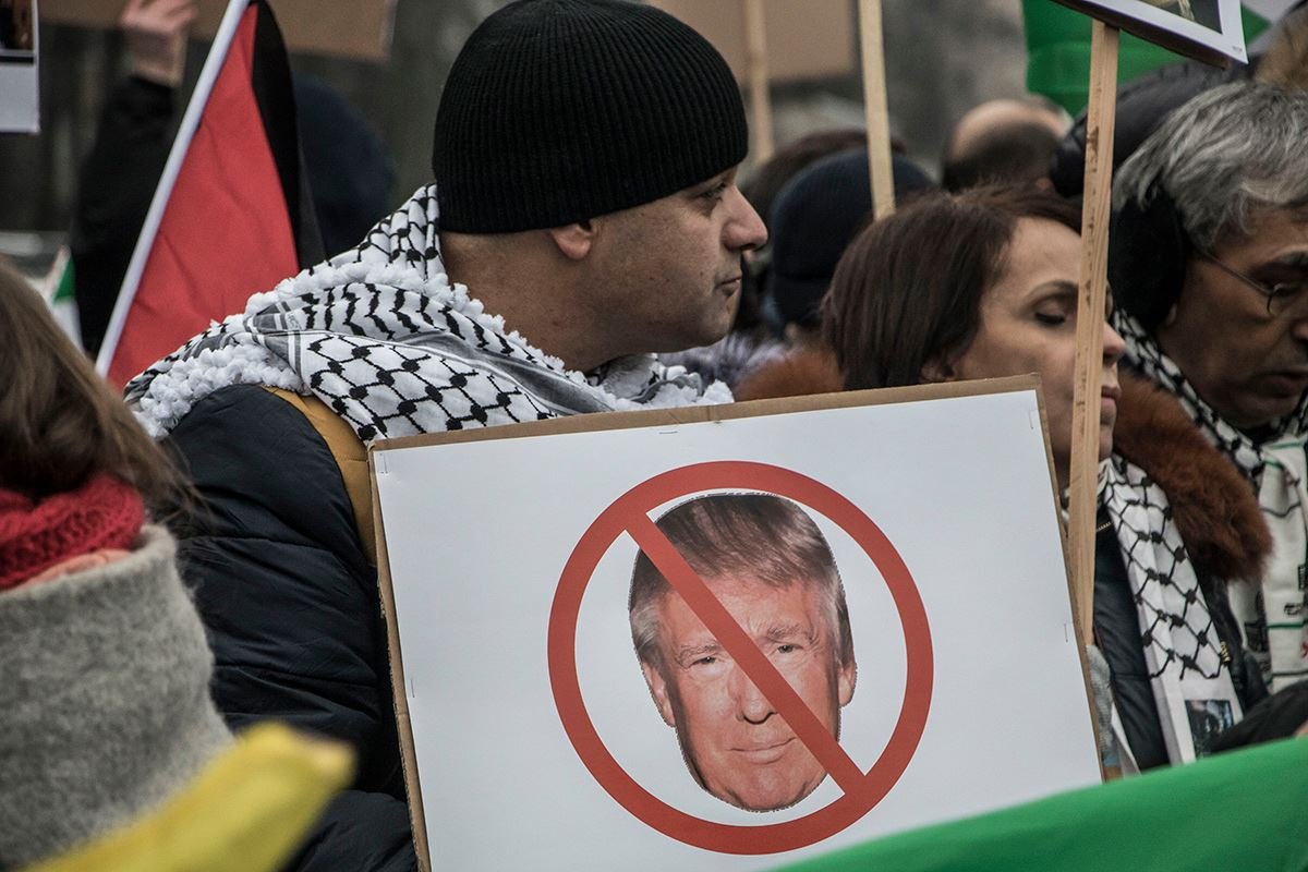 Исламисты держали разные плакаты в руках Исламисты держали разные плакаты в руках