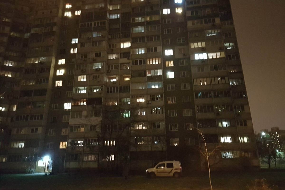 Погибший выпрыгнул из окна своего дома Погибший выпрыгнул из окна своего дома