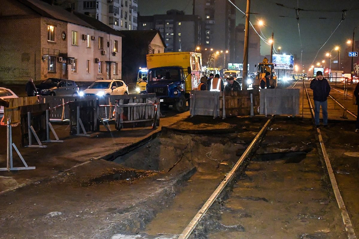 На улице Тростянецкой провалилась земля