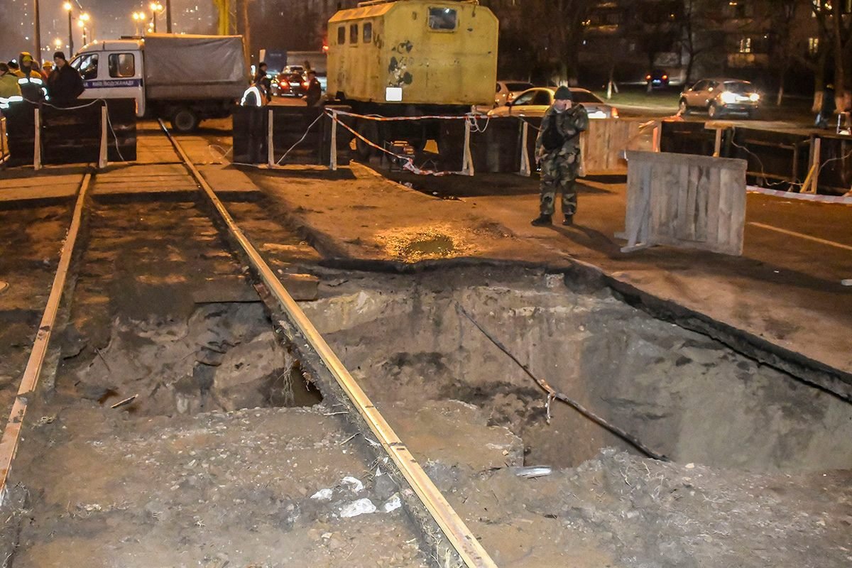 Обвал произошел под трамвайными путями