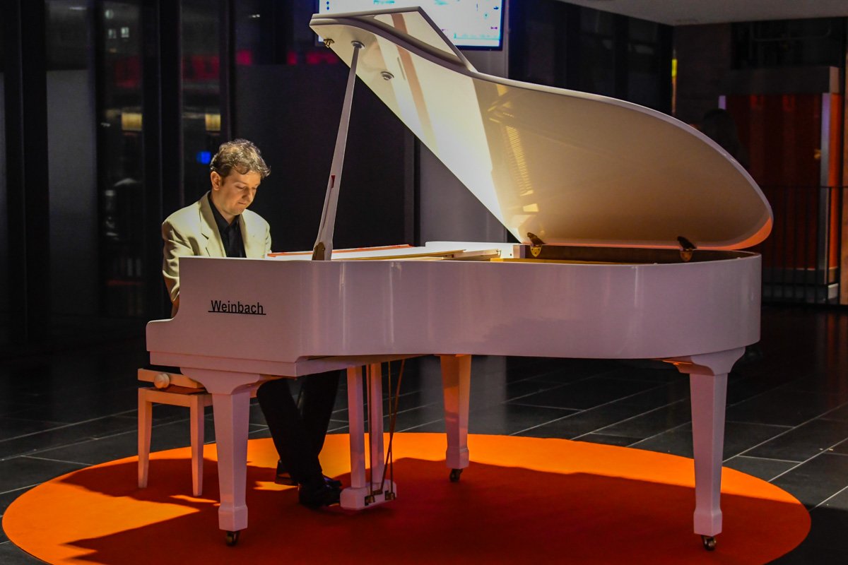 В лаунж-зонах гости наслаждались живой музыкой