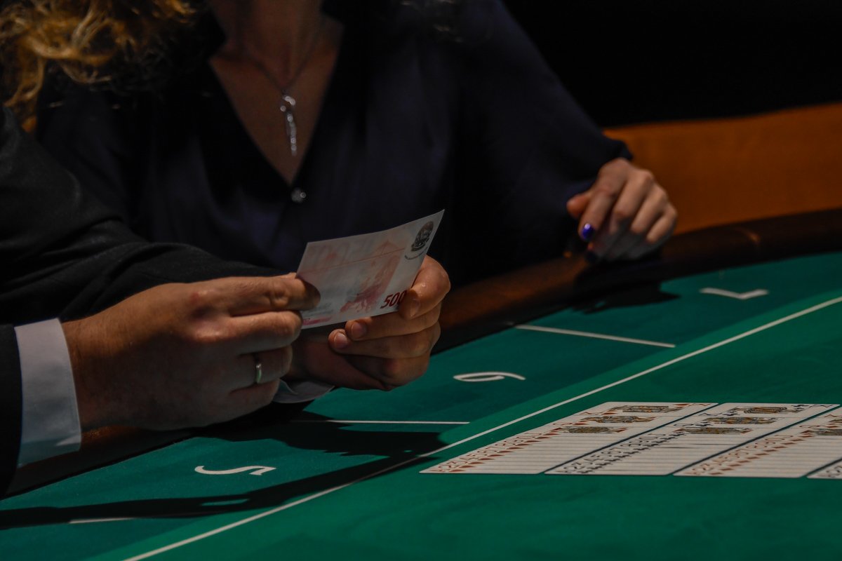 Азартные гости с удовольствием проигрывали игровые купюры