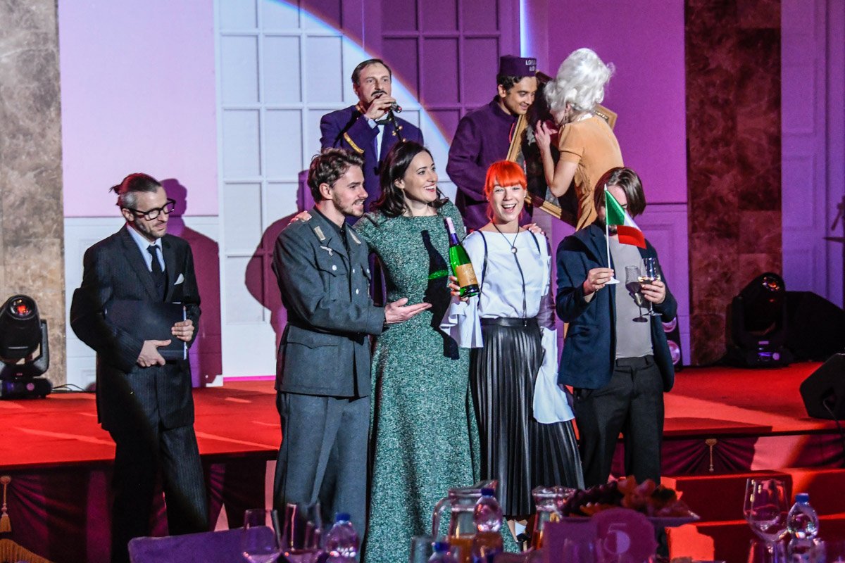 Победительницы квеста получили бутылку шампанского за сообразительность