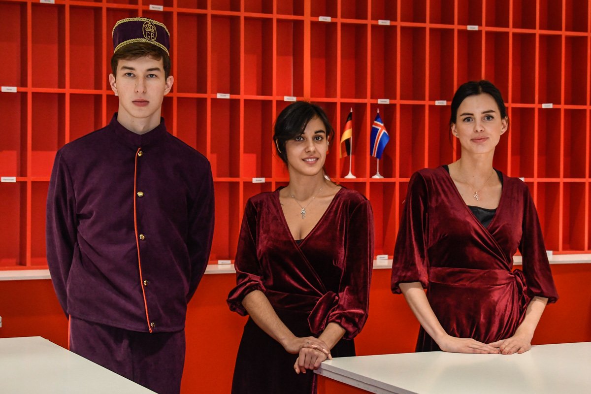 Обслуживали шоу около 100 человек технического персонала