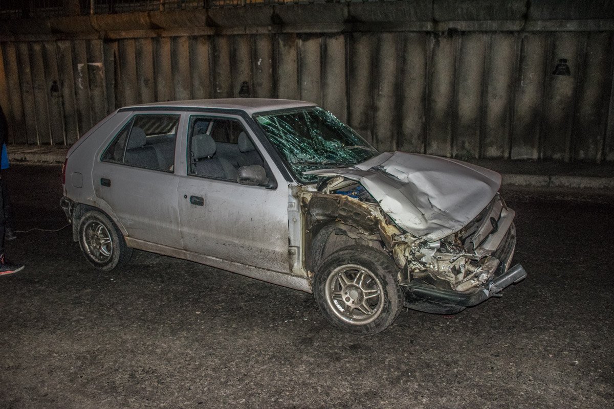 Водитель легковушки не справился с управлением Водитель легковушки не справился с управлением