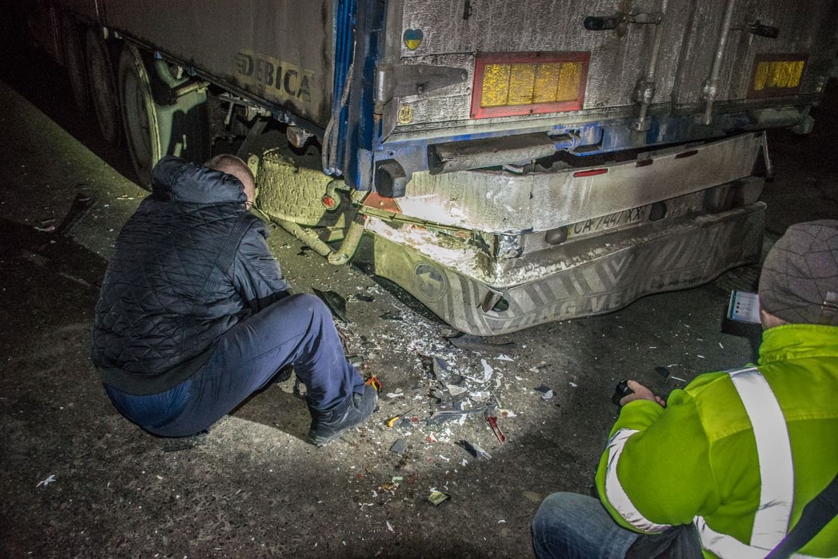 Skoda въехала в заднюю левую часть фуры Skoda въехала в заднюю левую часть фуры