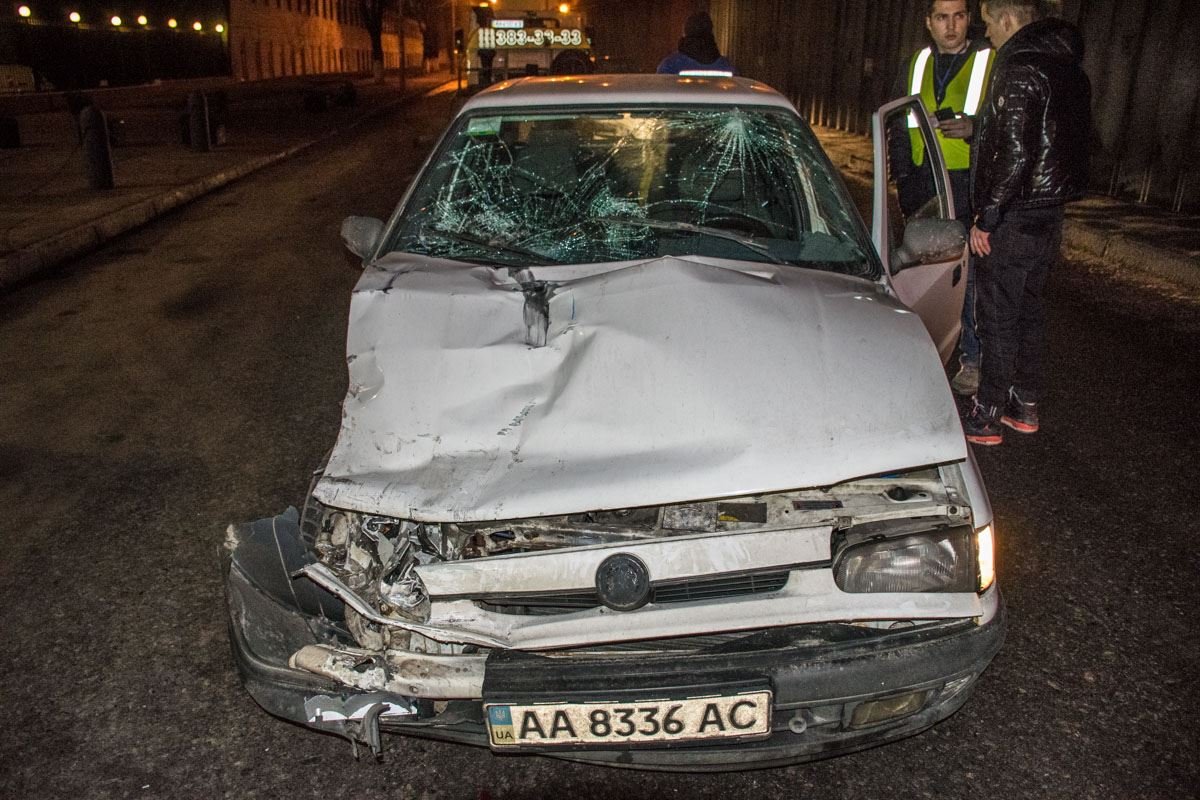 У автомобиля Skoda серьезно повреждена правая часть У автомобиля Skoda серьезно повреждена правая часть