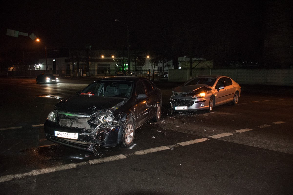 От удара Chevrolet развернуло на дороге От удара Chevrolet развернуло на дороге