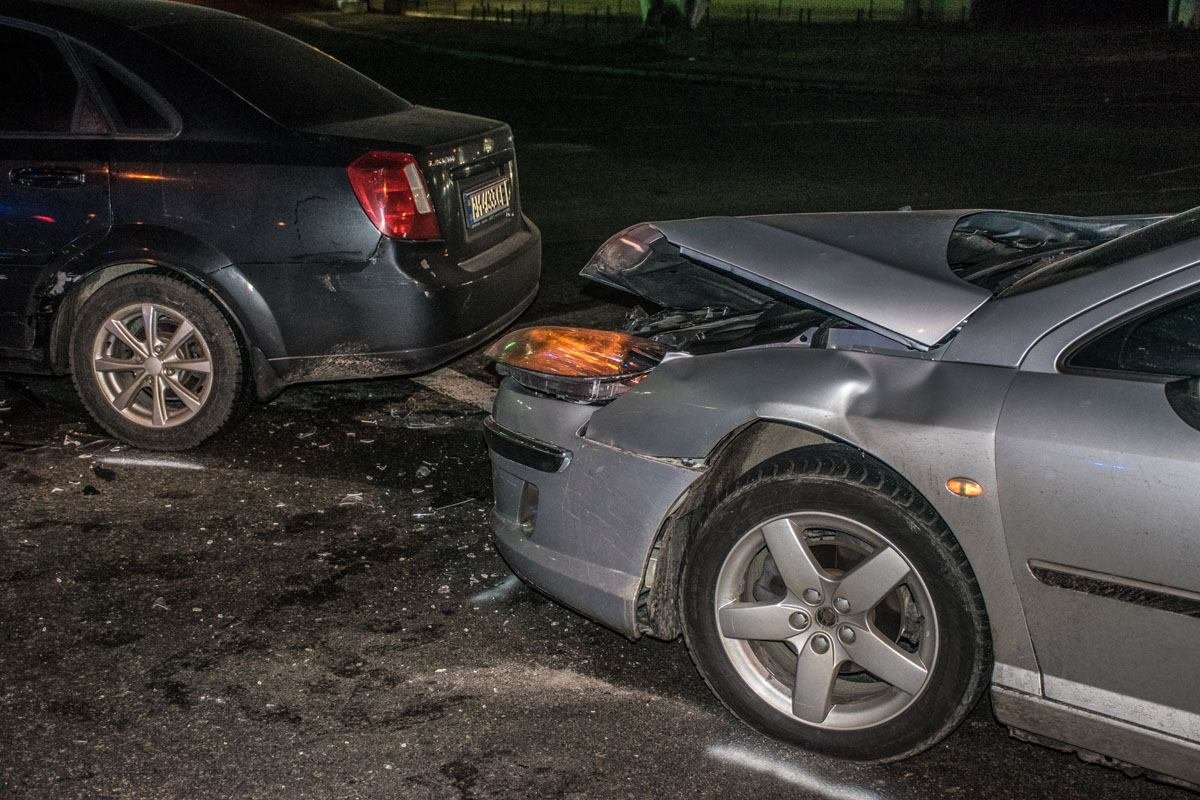 Передняя часть Peugeot повреждена сильнее Передняя часть Peugeot повреждена сильнее