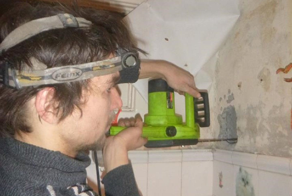 Чтобы вытащить кошку, спасатели проделали в стене отверстие Чтобы вытащить кошку, спасатели проделали в стене отверстие