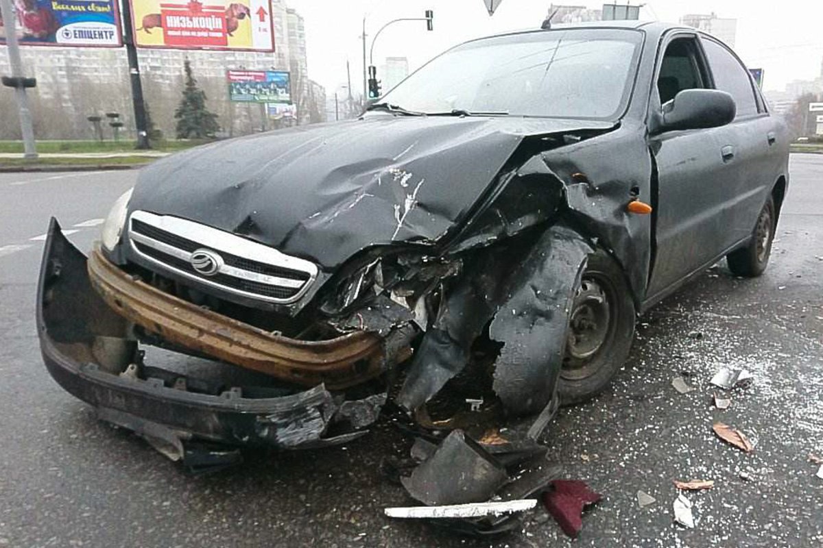У Daewoo Lanos разбиты лобовое и боковое стекло