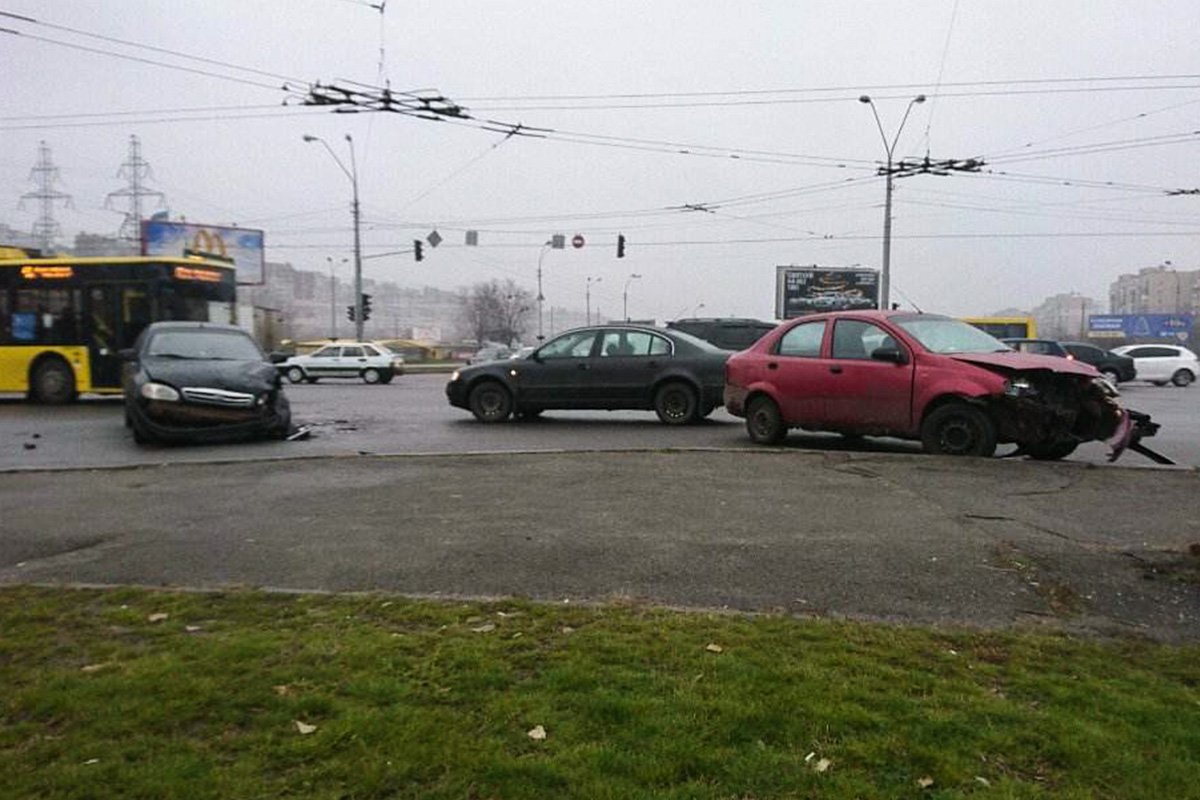 Автомобили стоят прямо посреди дороги