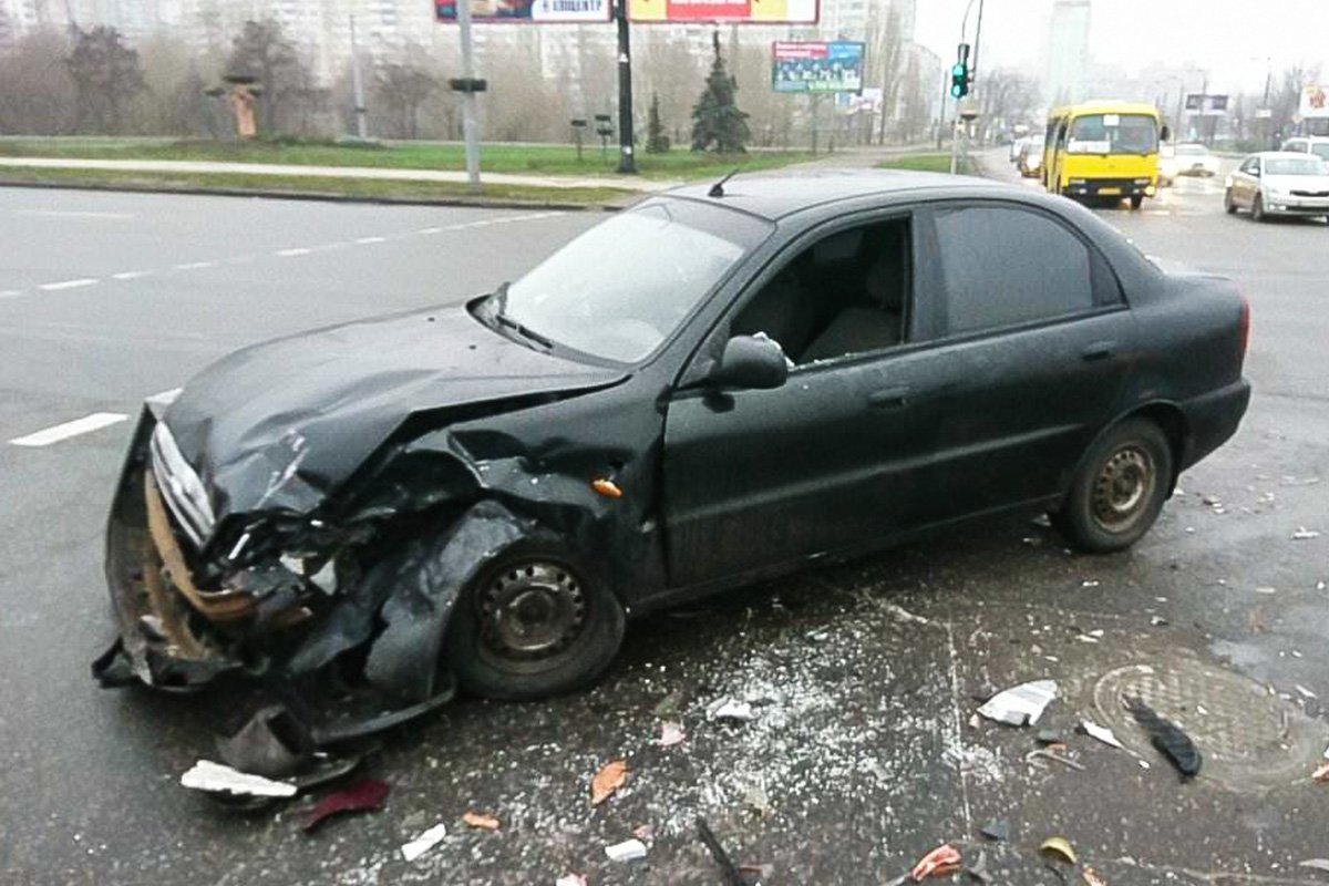 Рядом разбросаны части авто после столкновения