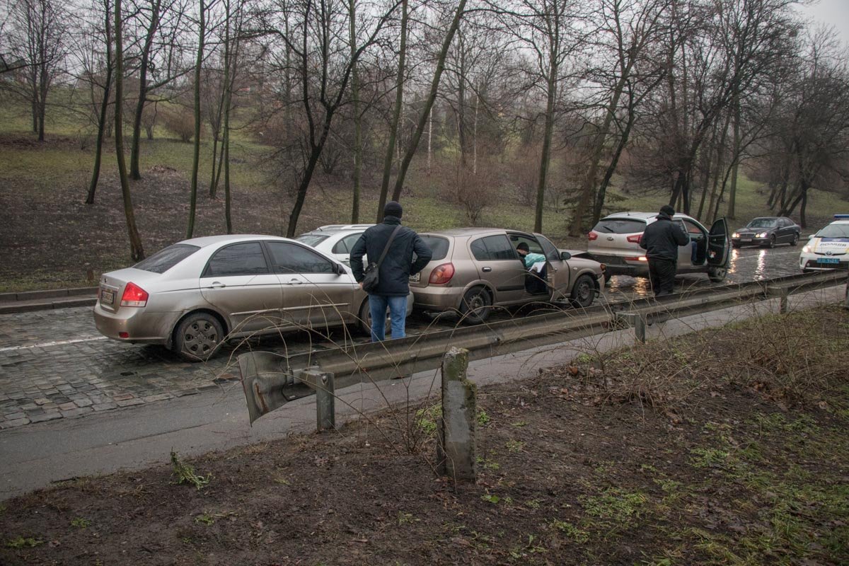 Несоблюдение дистанции привело к цепной реакции столкновений.