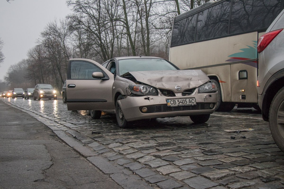 Kia Sportage резко затормозил и водитель стоящего за ним Nissan и не успел среагировать