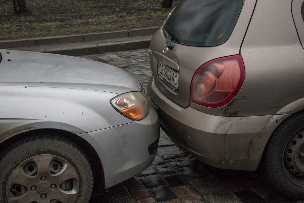  Автомобиль Kia Cerato, находившийся за Nissan, стал третьим участником ДТП