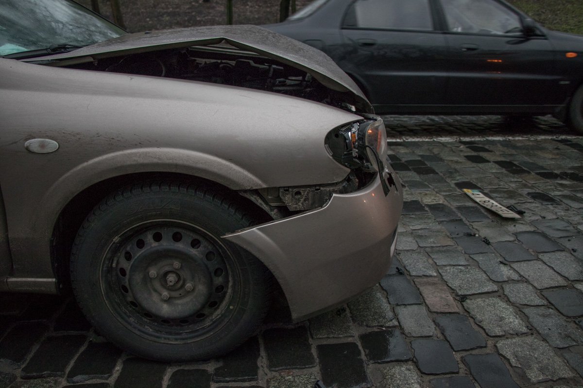 У Nissan разбит передний капот 