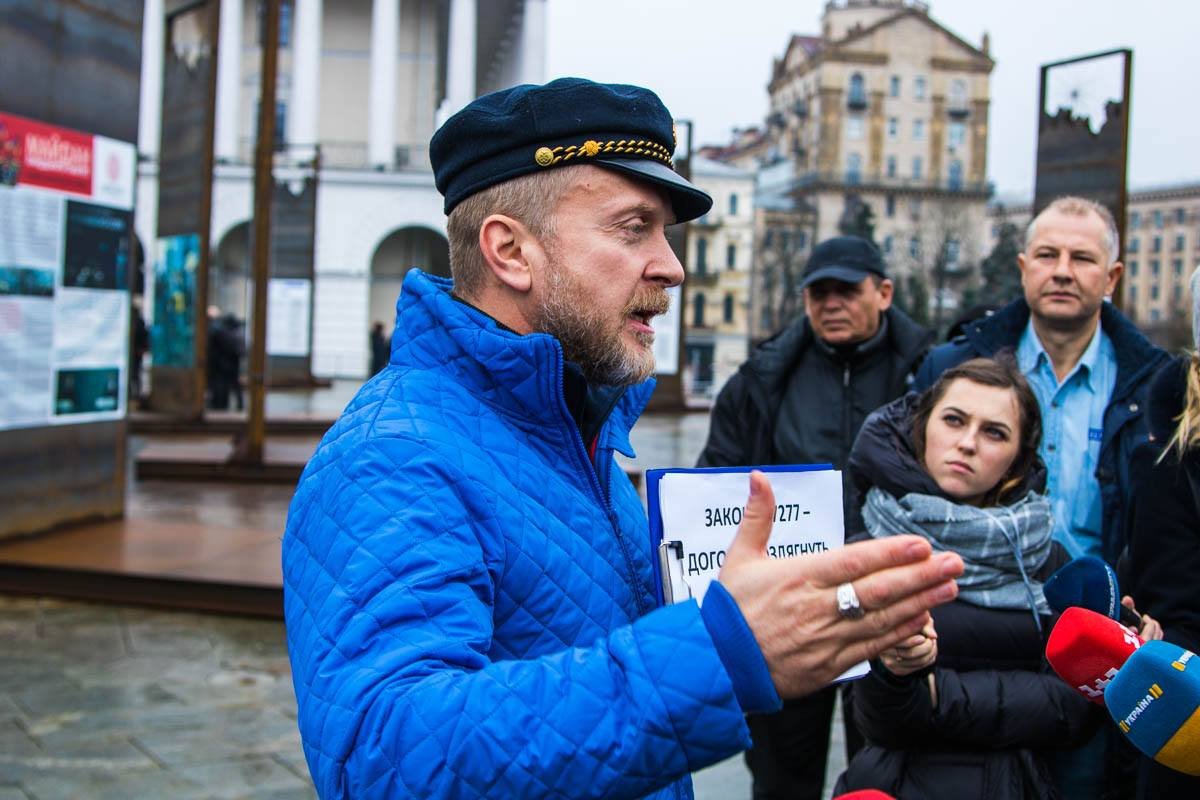 Актер Антин Мухарский снова вышел в центр столицы, чтобы рассказать о своей проблеме с алиментами Актер Антин Мухарский снова вышел в центр столицы, чтобы рассказать о своей проблеме с алиментами