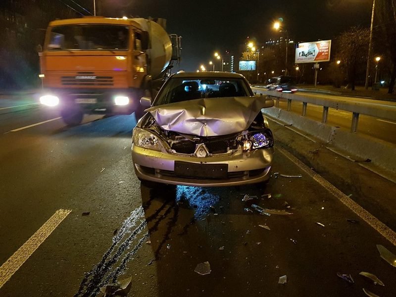 На месте работают правоохранители и две бригады "скорой" помощи На месте работают правоохранители и две бригады "скорой" помощи