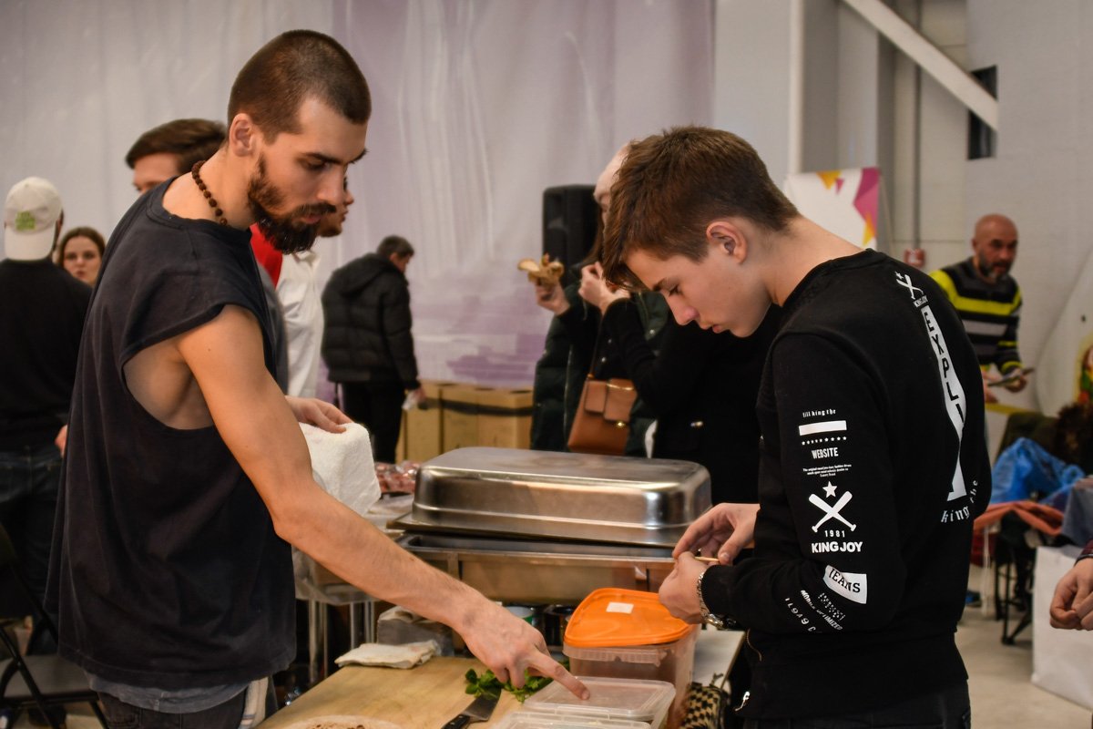 Посетитель выбирает начинку для вегетарианского бургера