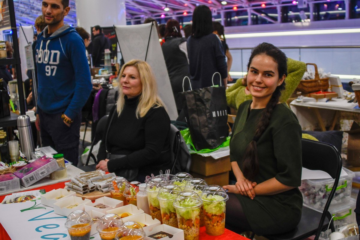 Девушка готовит сладости без молока и сахара