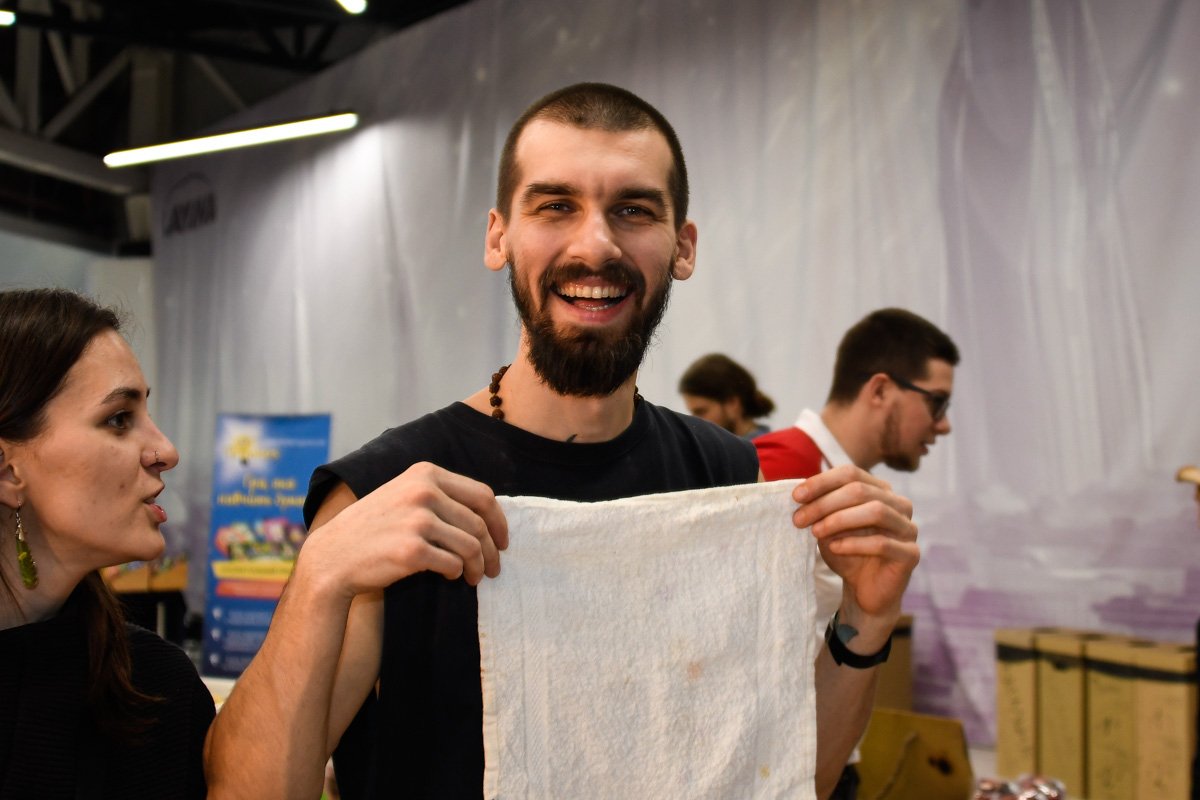 Радостный продавец фалафеля 