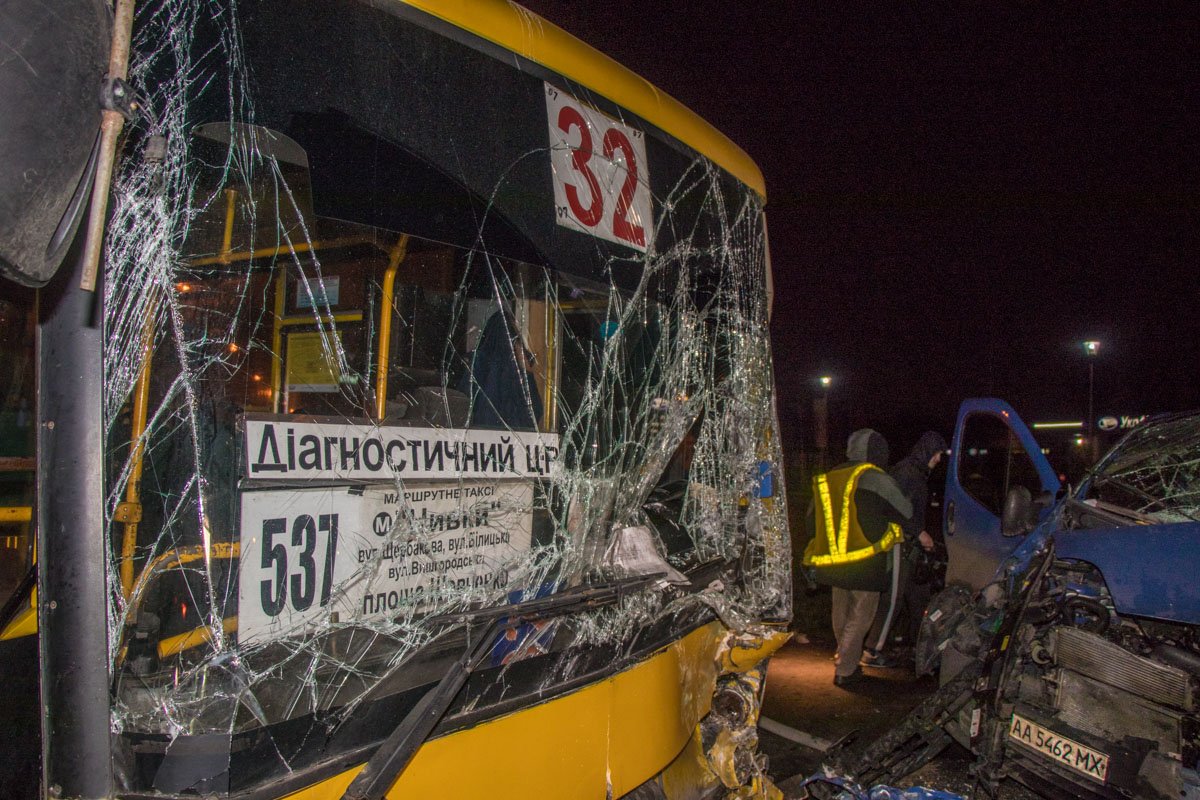 Автобус поворачивал в парк Автобус поворачивал в парк