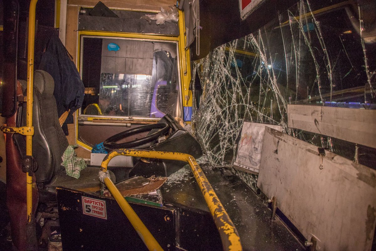 В автобусе в момент аварии пассажиров не было В автобусе в момент аварии пассажиров не было