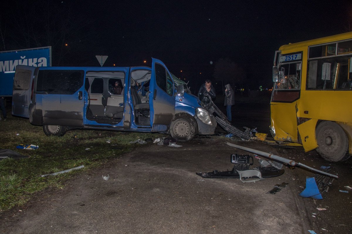 По словам патрульных, автобус должен был пропустить встречное авто По словам патрульных, автобус должен был пропустить встречное авто