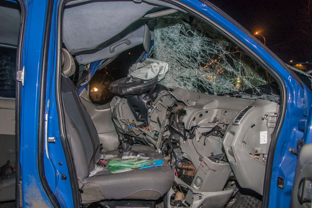 Перед Opel сильно смяло Перед Opel сильно смяло