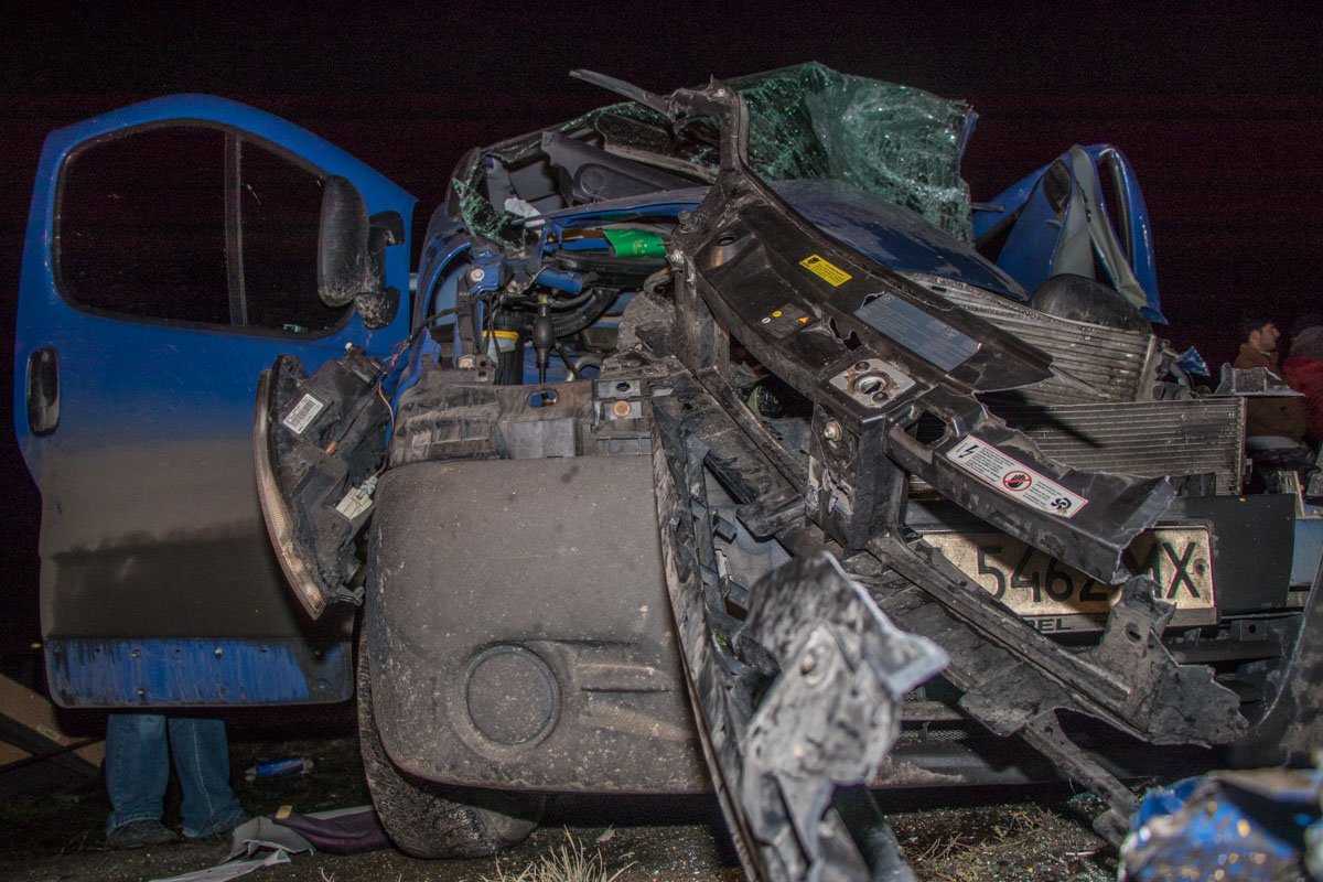 Перед авто превратился в груду металла Перед авто превратился в груду металла