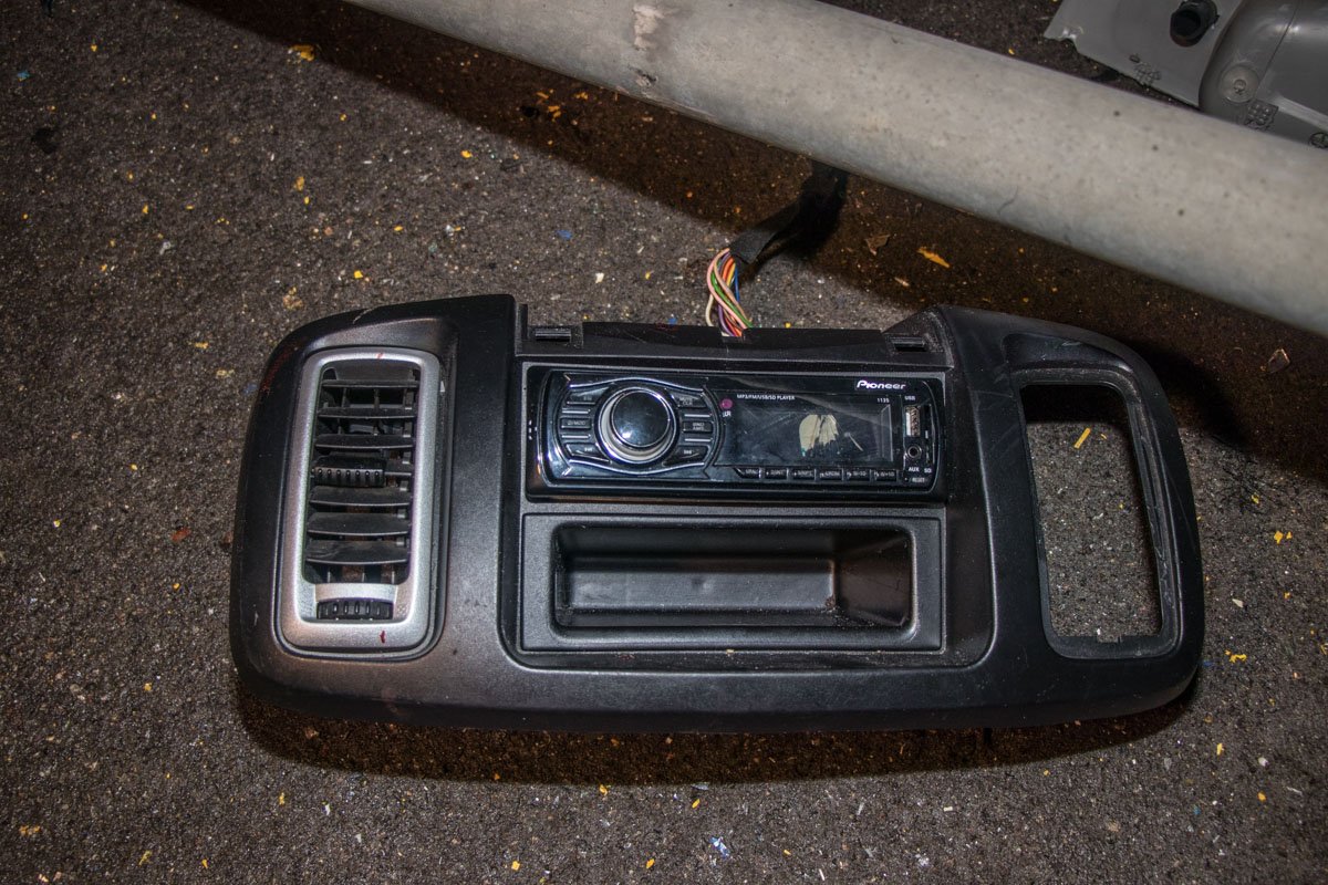 Запчасти авто разлетелись по дороге Запчасти авто разлетелись по дороге